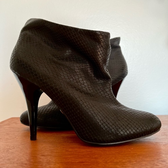 BETSY JOHNSON Slouch Bootie/Ankle Boot, Excellent Condition, Size 8M - Picture 11 of 13
